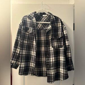 Urban Daisy Black and White Flannel size M